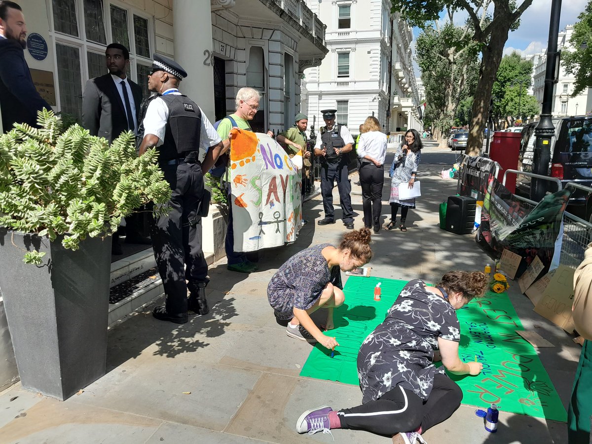 PaulVDudman's tweet photo. Heavy police presence just arrived outside of the Bangladesh High Commission #Phulbariday https://t.co/ELsdE0JsuK