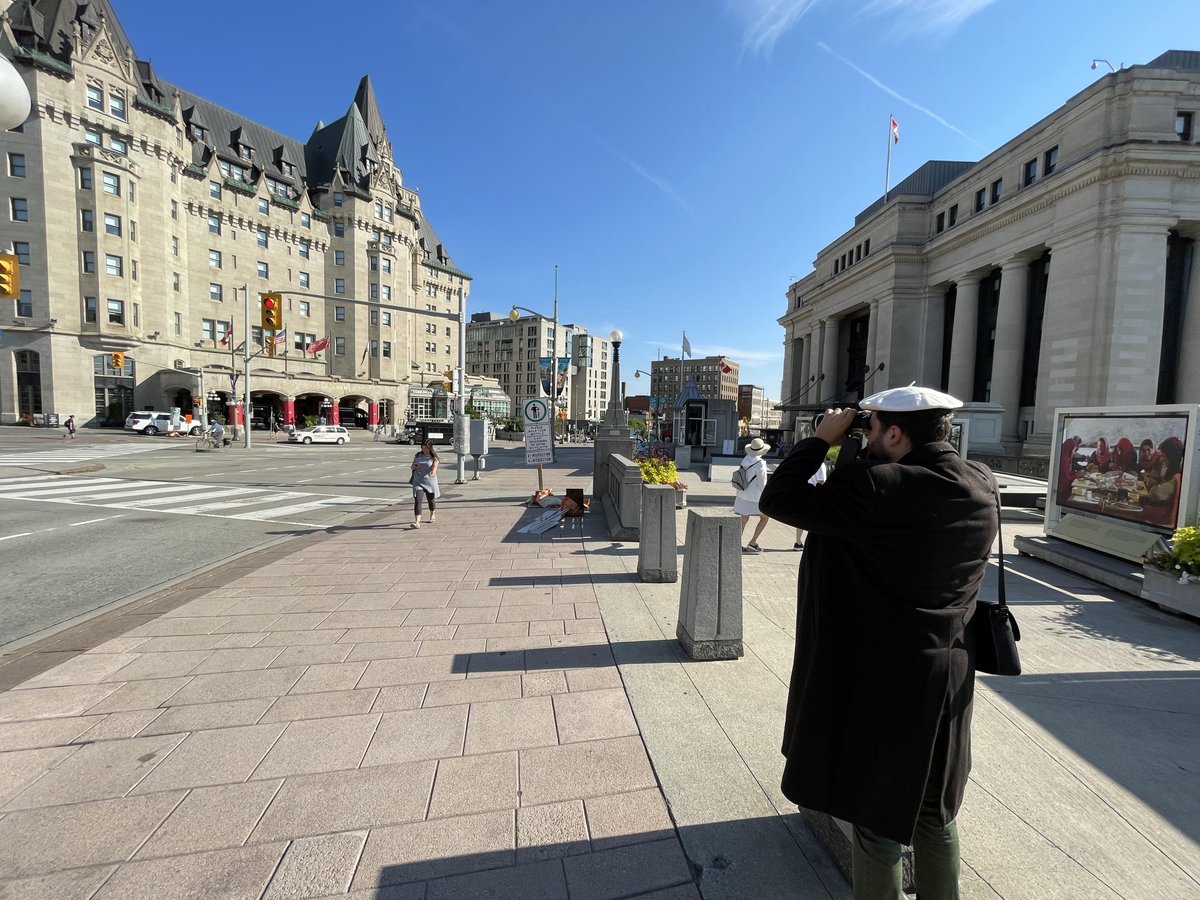 lesmatinsdici's tweet photo. @CBourdeau_RC et @nicpelRC prennent les grands moyens pour retrouver la photo de Churchill au Château Laurier #lesenquetesdici 😅 https://t.co/p3wRnNozd7
