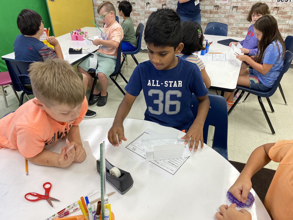 EmmettMichele's tweet photo. Designing Dolphins 4th grade- design a box challenge. Which holds the most packing peanuts? #lisdgt @Donald_ES #donaldstem @LisaCsScience https://t.co/Tgabietddk