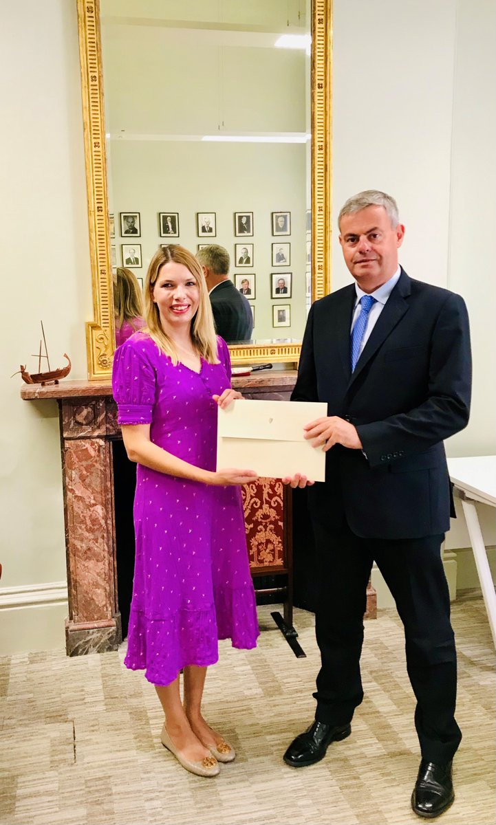 Céad míle fáilte to Ambassador Martin Fraser! 🇮🇪 The Ambassador presented copies of his credentials to the Vice-Marshal of the Diplomatic Corps @FCDOGovUK Victoria Busby OBE today. You can read an introductory message from the Ambassador👇 dfa.ie/irish-embassy/…