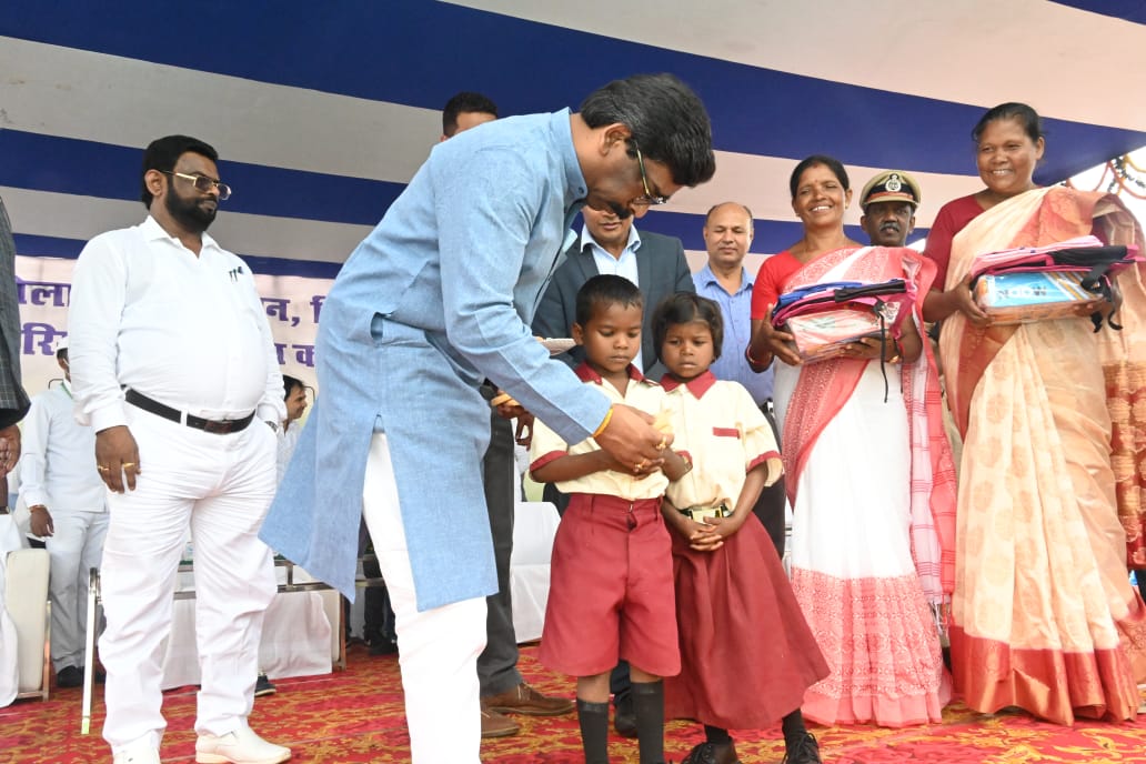 यह आदिवासी का बेटा है। इनकी चाल से हमारा न कभी रास्ता रुका है, न हम लोग कभी इन लोगों से डरे हैं। 
हमारे पूर्वजों ने बहुत पहले ही हमारे मन से डर-भय को निकाल दिया है। हम आदिवासियों के डीएनए में डर और भय के लिए कोई जगह ही नहीं है।