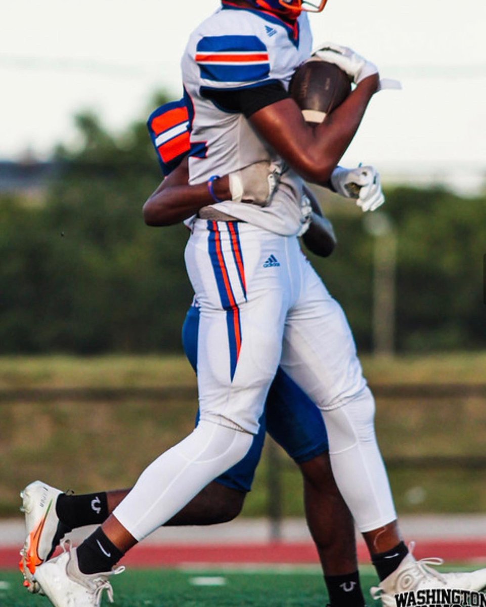 OmarionNewson's tweet photo. 24 hours til kick off… senior szn🏈 https://t.co/lFQN68y4As