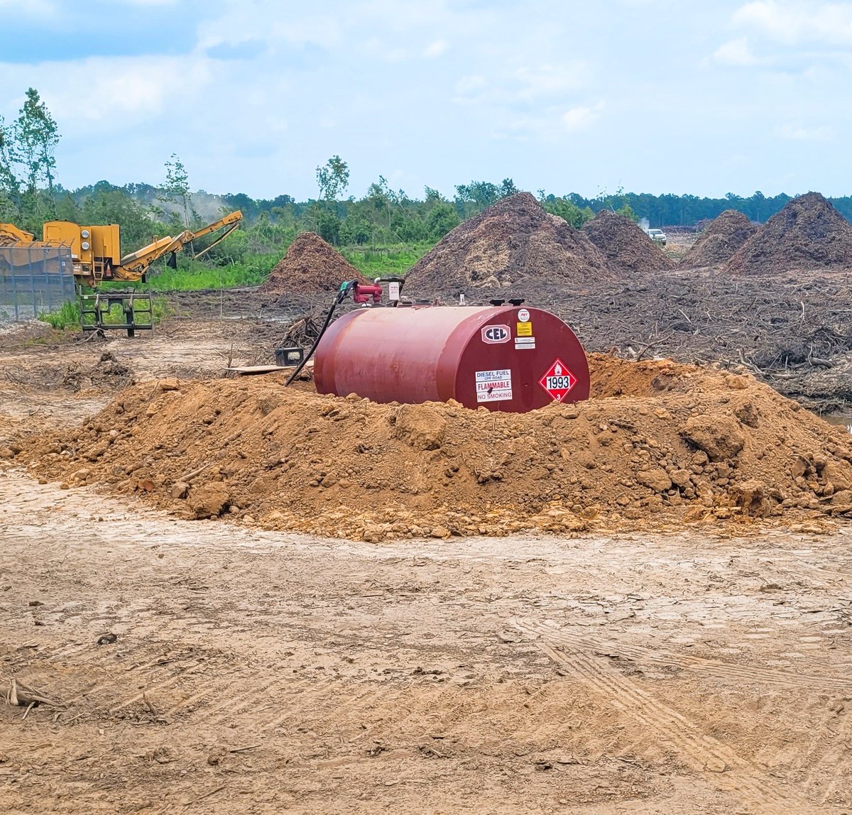 GulfStreamCons1's tweet photo. On-site fuel tanks for our equipment are a common sight at a #GulfStreamConstruction site!
 
As soon as the empty fuel tank arrives on-site, we build a proper berm before adding fuel. This berm is carefully maintained for the duration of the project

#safeonsite #constructionsite https://t.co/YqIVjGPJBd