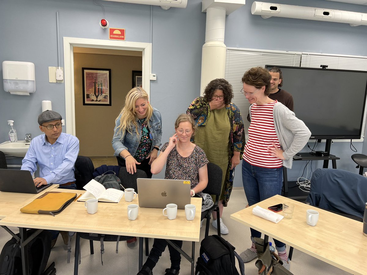 @AnneliesKusters <a href="/mdemeulder/">Maartje De Meulder</a> <a href="/EDSUnion/">EDSU</a> #DrDeaf values are: deaf-centered spaces where deaf academics at all career stages feel welcome, #InternationalSign spaces welcoming to new signers, developing deaf peer networks, and growing deaf Phds