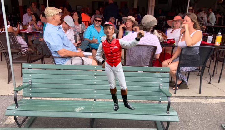 BackstretchTEAM's tweet photo. Found a sweet spot yesterday …just put my newspaper down and had a bench all day! #saratoga #bringlarryhome #caring4thepeoplewhocare4thehorses https://t.co/pHxX03J7bA @TheNYRA @NewYorkTHA https://t.co/hNvfqbNYjO