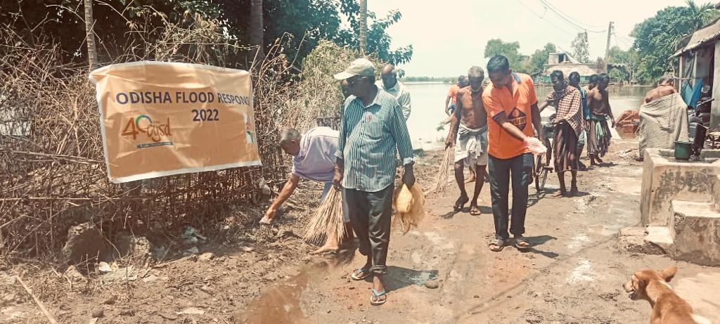 CYSDOdisha's tweet photo. CYSD team partnering with local volunteers drives the #SanitationCamp @Bandhan village in #KanasBlock of #Puri district, Odisha after receding of Flood water. Let's join hands to help the survivors.
@AshrayaHastha
@American
@ajws @OSA
@tatatrusts
@humanaidint
@Americares https://t.co/jtwI62267z