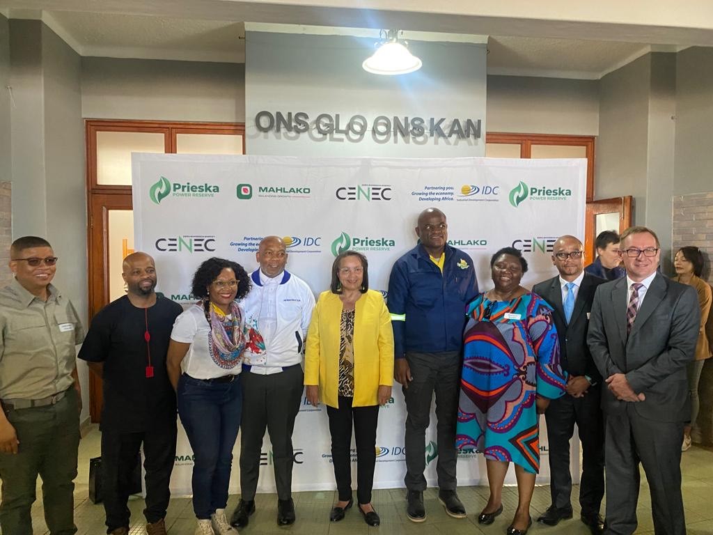 Prieska Power Reserve Site Visit.
#hydrogeneconomy #sitevisit #projects #greenhydrogen
<a href="/MetaMaponya/">Meta Maponya Mhlarhi</a> | <a href="/MolekoaT/">Productive Thabo</a> | <a href="/PatriciaDeLille/">Patricia de Lille</a> | <a href="/dr_zsaul1/">Dr. Zamani Saul</a> | <a href="/NoxoloKiviet/">Noxolo Kiviet</a> | <a href="/allgreenrobots/">Mitesh Pema</a> | <a href="/Kgosientsho_R/">Dr Kgosientsho Ramokgopa</a>