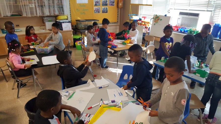 ChapReads's tweet photo. Student work centers offer so many opportunities for learning, remediation, and practice, but how could they be used to provide students an “on-ramp” to the day’s core instruction? #readingblock #literacy #backgroundknowledge #wordwork https://t.co/couQSlFCki