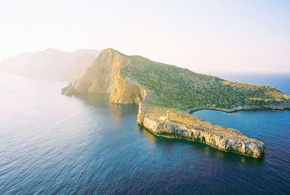 GreeceInAustria's tweet photo. In #Santorini, #Arkitsa und #Gythio die beliebtesten 🇬🇷 griechischen 🗼 Leuchttürme. Ihr beruhigendes Leuchten im Dunkeln ist Balsam für 💧 Reisende, eine klare Erinnerung an menschliche Solidarität 💗 https://t.co/eKjhJQ4qyo