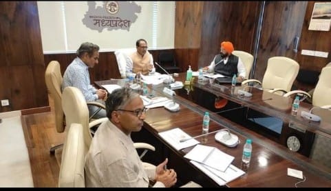 RUMSLimited's tweet photo. मुख्यमंत्री श्री शिवराज सिंह चौहान ने मंत्रालय सभाकक्ष में हुई बैठक में नवीन एवं नवीकरणीय ऊर्जा मंत्री श्री हरदीप सिंह डंग एवं  मुख्य सचिव और वरिष्ठ अधिकारियों के साथ  नवीन एवं नवकरणीय ऊर्जा विभाग की गतिविधियों की समीक्षा की। https://t.co/x1RtWM4WWl