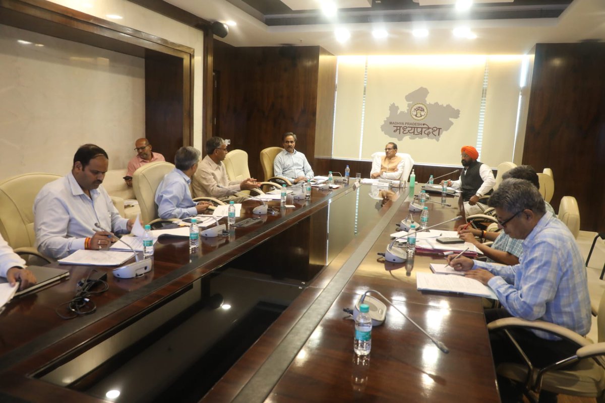 मुख्यमंत्री श्री शिवराज सिंह चौहान ने मंत्रालय सभाकक्ष में हुई बैठक में नवीन एवं नवीकरणीय ऊर्जा मंत्री श्री हरदीप सिंह डंग एवं  मुख्य सचिव और वरिष्ठ अधिकारियों के साथ  नवीन एवं नवकरणीय ऊर्जा विभाग की गतिविधियों की समीक्षा की।
