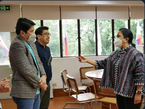 RocafortElmer52's tweet photo. Bilis makaamoy ng pera.. With the DSWD getting a big chunck of the National Budget for 2023 umepal bigla si Leni. https://t.co/sQcvmeXzDY