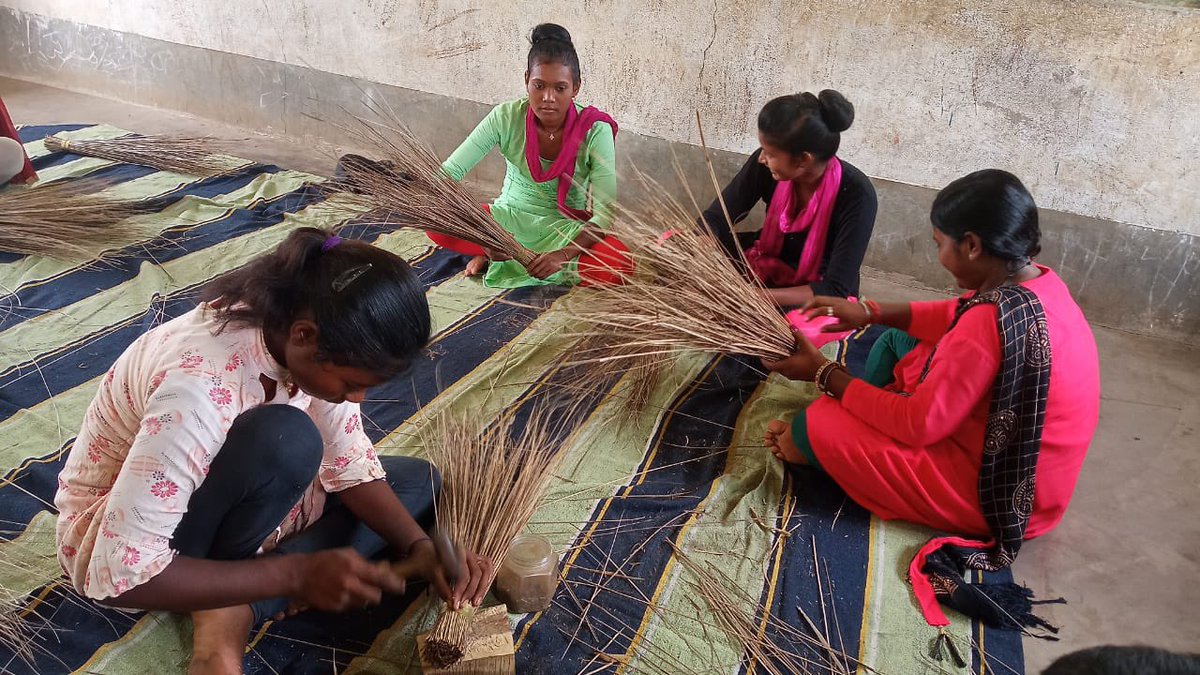 Tejaswini_Jh's tweet photo. Economic activities Initiative taken by Adolescent Girl & Young Women of Tejaswini Club of Jamtara district.
#broommaking
#StepTowardsEconomicEmpowerment #JamtaraDistrict #TejaswiniJharkhand https://t.co/cHnFUdqfyx