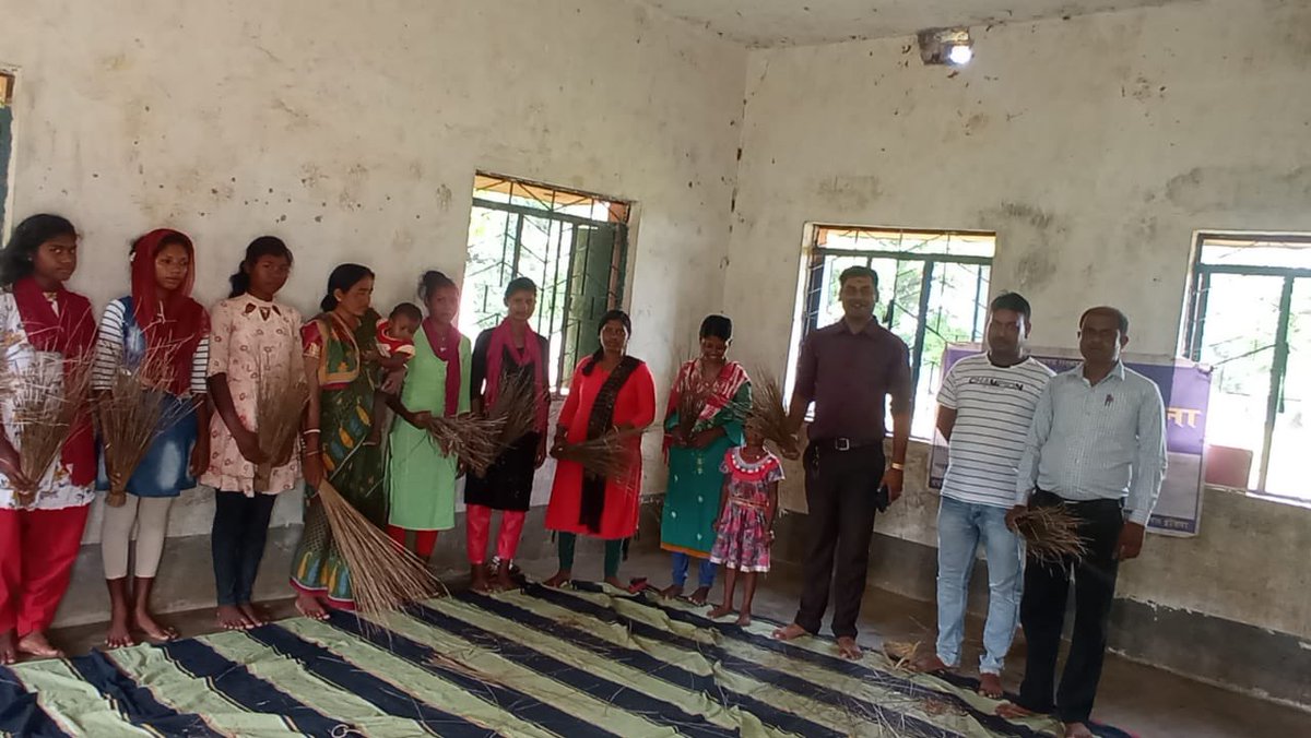 Tejaswini_Jh's tweet photo. Economic activities Initiative taken by Adolescent Girl & Young Women of Tejaswini Club of Jamtara district.
#broommaking
#StepTowardsEconomicEmpowerment #JamtaraDistrict #TejaswiniJharkhand https://t.co/cHnFUdqfyx