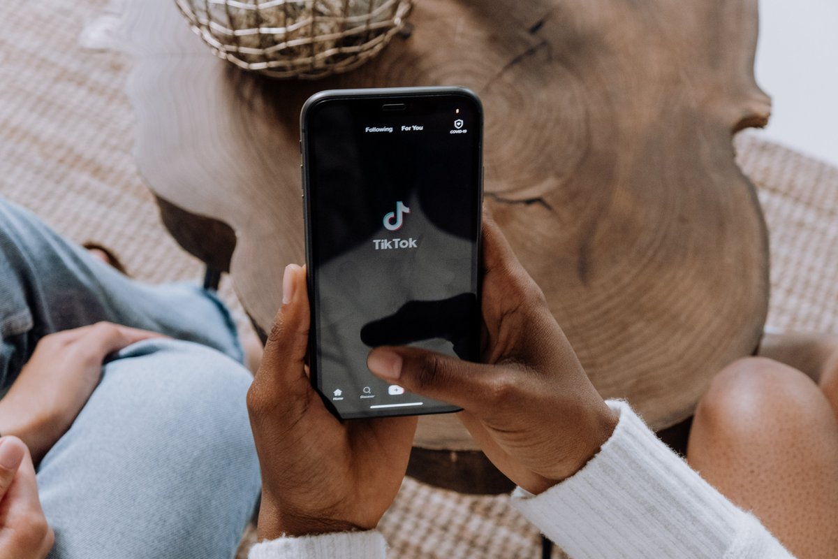 thisisoriol's tweet photo. El concepto «Millenial Pause» hace referencia a esa rara pausa que hacen los mayores de 25 años antes de comenzar hablar en un vídeo y #TikTok les está penalizando por falta de naturalidad. #socialmedia
https://t.co/L3UMeDSYVE https://t.co/ry1wxZw2hJ