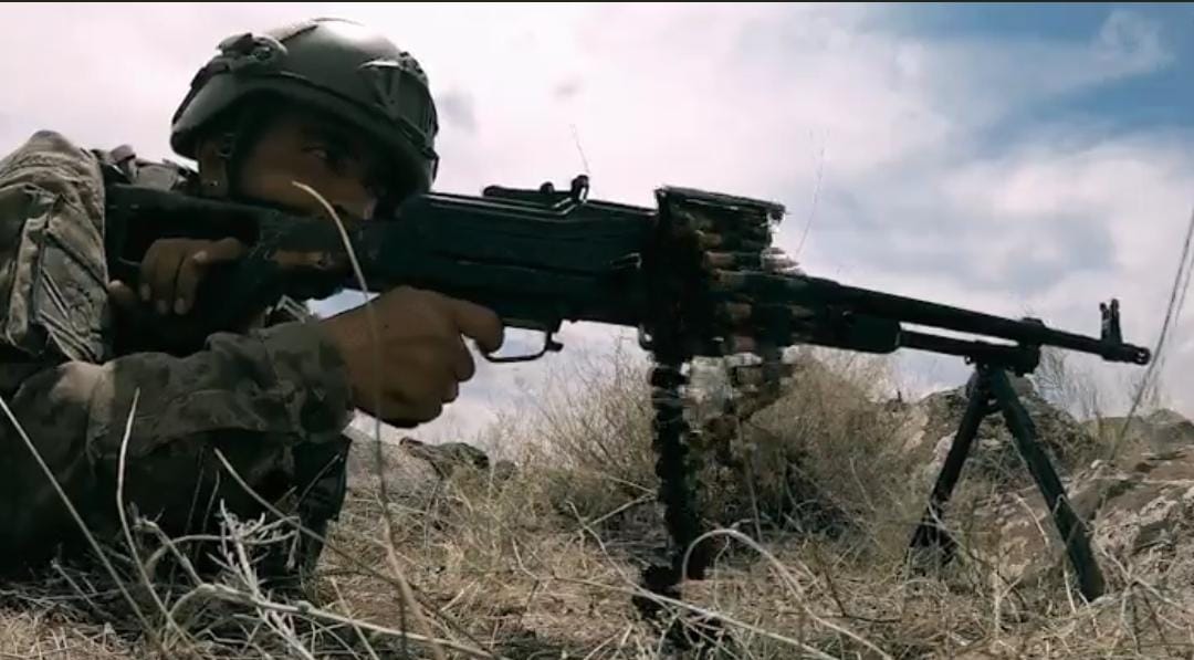 Aksacli1453_'s tweet photo. Milli Savunma Bakanlığı;
 "Teröristler için kendilerini bekleyen sondan kaçış yok!

Fırat Kalkanı bölgesinde tespit edilen 6 PKK/YPG’li terörist ateş destek vasıtalarıyla etkisiz hâle getirildi.

Operasyonlarımız hız kesmeden devam edecek!" https://t.co/LlpoVajzsP