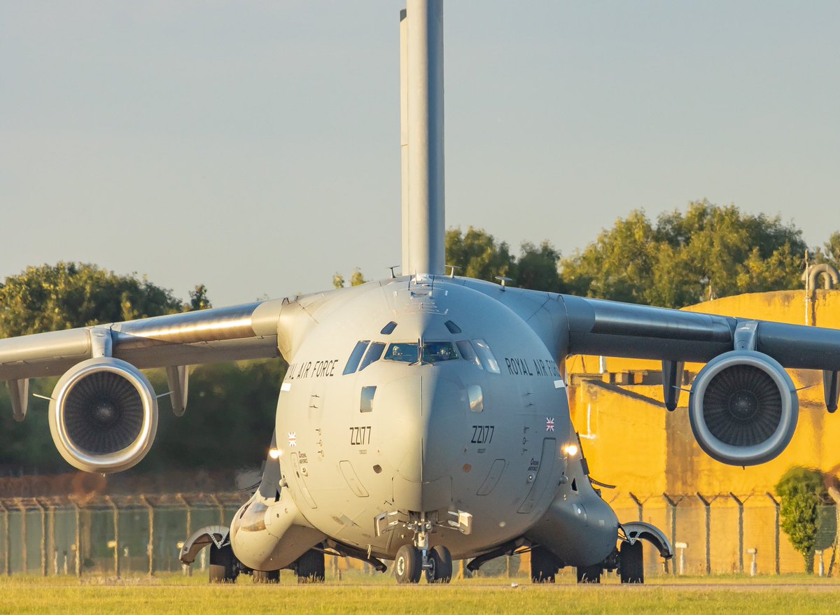 SimonBo42488578's tweet photo. C17 Globemaster at RAF Leeming yesterday - What a beast 🤘🏻🤘🏻
#c17 #c17globemaster #rafbrizenorton #rafleeming #royalairforce
#royalairforceuk #aviation #avgeek #avgeeks #PhotoOfTheDay https://t.co/UDcMjgd7Of