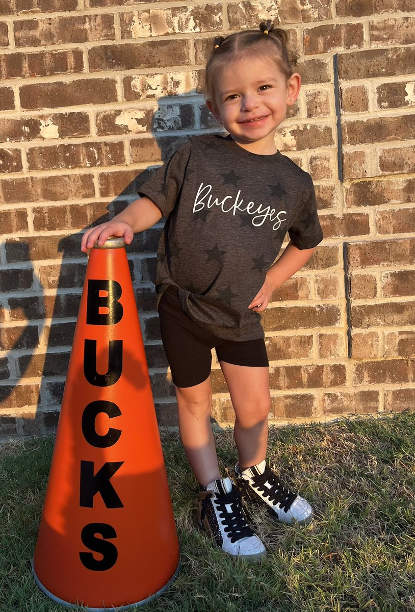 TaylorDowning9's tweet photo. Gilmer’s BIGGEST fan is ready for KICKOFF! 🏈 #warready #gilmerbuckeyes #goBUX @GilmerISDProud @GilmerBuckeyeFB https://t.co/Bt1mOLhOdE
