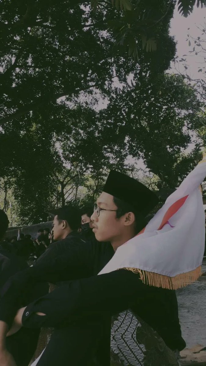 HarismHindra's tweet photo. Hallo gais perkenalkan namaku Harisma Hindra Aminudin saya dari prodi akuntansi syariah dari fakultas ekonomi dan bisnis islam, saya sip mengikuti presisi
"Hidup mahasiswa"
#PRESISI2022
#GREBEGMILENIALUMKM
#FEBIUNGGULMAHASISWAMANTUL
#UINRMS https://t.co/bXz7atMvGI