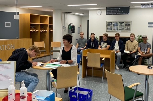 PorinPR's tweet photo. Kutsuntamme alkoivat viime viikolla. Tänään #kutsunnat järjestettiin Ahvenanmaalla, jossa kotiseutuoikeuden omaavat on vapautettu asevelvollisuuden suorittamisesta. #Maanpuolustustahto alueella on kuitenkin korkea ja #LSALTSTO tilaisuuteen osallistui paljon vapaaehtoisia.
#porpr https://t.co/paqFfwonZU