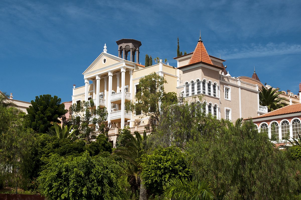 An Eden to lose yourself. 

With over 63.000sqm of lush tropical and subtropical vegetation, the gardens of Bahía del Duque create a natural paradise, which has in turn created a bio-climate of its own with more than 300 different species.