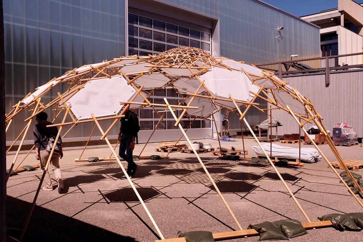 smartlivinglab's tweet image. RESEARCH PROTOTYPES | Swiss-Korean students visiting the #SmartLivingLab had a look at various #research prototypes on the bluefactory site this week:
• Textile Reinforced Concrete pavilion
• Geodesic dome
• DEMO-MI2 climate pavilion
• NeighborHub solar house
© DR #ARCHEST