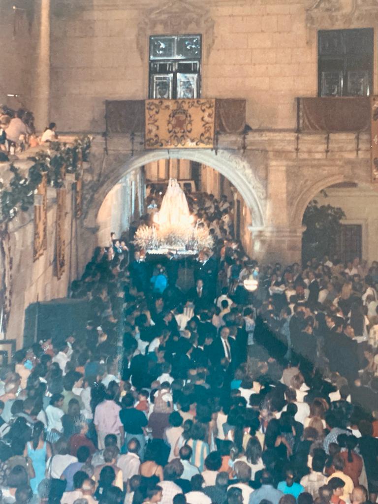 PasoBlanco_3's tweet photo. Cerca de las 21 horas, la Virgen de la Amargura entraba por el arco de la calle Cava a una Plaza de España repleta de lorquinos que no quisieron perderse el momento histórico de su Coronación.
#25CoronaciónAmargura https://t.co/HiXXaJp8Ho