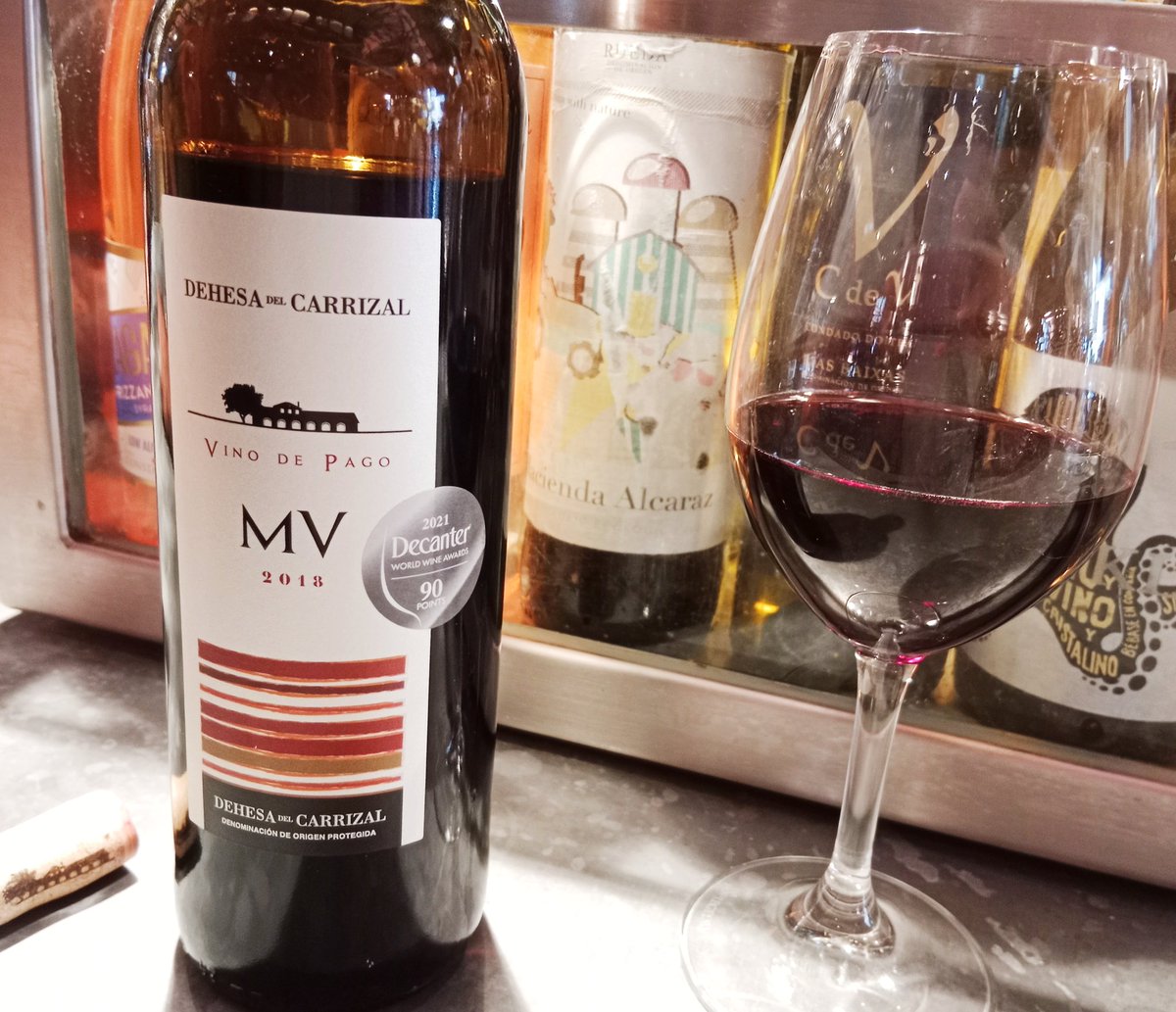 RobertoAlcaraz0's tweet photo. En  el mercado de San Miguel. @PinkletonWine  . #MV @DehesaCarrizal . Y detrás, un antiguo proyecto personal en Rueda. Con otra etiqueta pero mismo nombre. @Alvarezydiez  Grandes vinos. https://t.co/6ShQex9Fu1