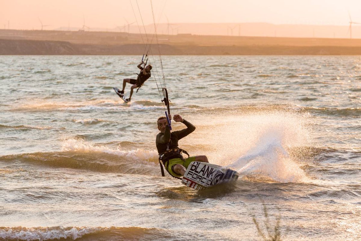 GuiaRepsol's tweet photo. 🪁 ¿Sabías que puedes practicar #kitesurfing a tan solo 35km de #Zaragoza? 🙌🏼 En el embalse de #LaLoteta, el cierzo sopla con la frecuencia e intensidad 💨 necesaria para practicar #kitesurf, #windsurf y #twintip 🏄🏻‍♀️ https://t.co/ot2B4W2oiV https://t.co/3MVvx5KTMb