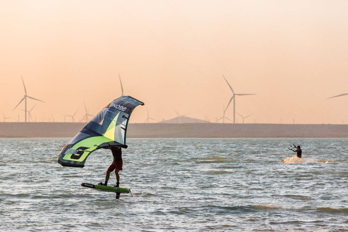 GuiaRepsol's tweet photo. 🪁 ¿Sabías que puedes practicar #kitesurfing a tan solo 35km de #Zaragoza? 🙌🏼 En el embalse de #LaLoteta, el cierzo sopla con la frecuencia e intensidad 💨 necesaria para practicar #kitesurf, #windsurf y #twintip 🏄🏻‍♀️ https://t.co/ot2B4W2oiV https://t.co/3MVvx5KTMb