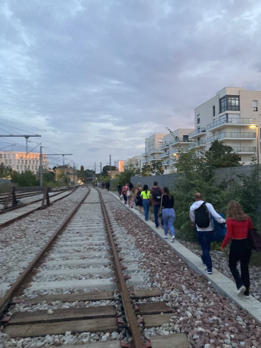 e_arno's tweet photo. @T13_IDFM Évacuation de la ligne T13 jeudi 25 à 20h après 45mins d’attente dans la rame avec des jeunes enfants en stationnement sur la voie !!😡 … raison: problème d’alimentation ⚡️😤 #failtram #incidentt13 https://t.co/bGrvbGFsrg