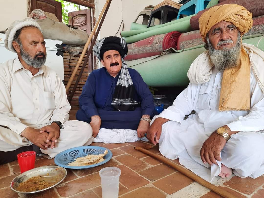 ShahidAnwarDawa's tweet photo. اتمنزائ مشرانو فیصله وکړه چې صبا ته چې څومره لیکلی شوی مشران دی ټول دې نیظامیې مندرسې ته ځانونه را وراسوی
صبا د حکومتی کمیټئ وخت پورا کییږی او صبا به اُتمنزاٸ قام یوه لویه فیصله کوي
#utmanzaiSitIn https://t.co/mxrsCamZbF