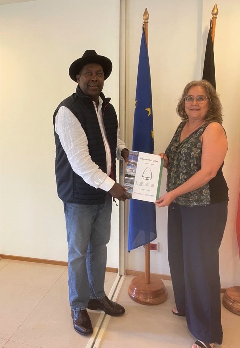EUinCV's tweet photo. #EUCV 🇪🇺🇨🇻promoting human rights!
@EUAmbCV had a fruitful conversation with the @AfricanDefenders Chairperson @Hassan_shire on #UbuntuHubCities Initiative in Lusophone African Countries.
City of Praia become the 8th Ubuntu Hub City in Africa.
#SafebutNotSilent #EU4HumanRights https://t.co/vCD6SeWOpM