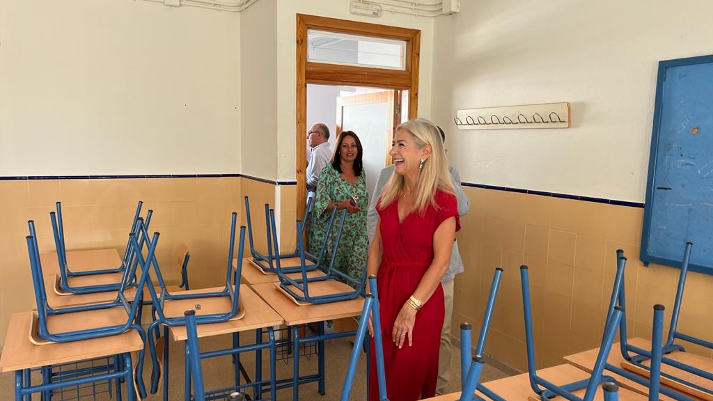 Patricia_Pozo_'s tweet photo. Orgullosa porque #Andalucía es líder de nuevo al apostar por una bioclimatización sostenible y eficiente en centros docentes. Este curso entrarán en funcionamiento 150 instalaciones, como la del IES de Rociana del Condado, y en primavera estarán listas las 430 del plan en marcha. https://t.co/hx8VIugA3k