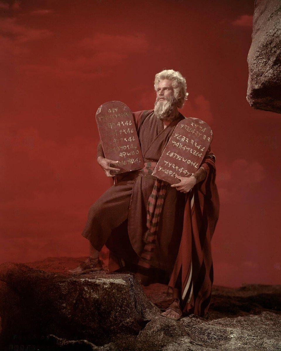 voyeurdatela's tweet photo. "Não pirilamparás a mulher alheia, ou do note... pirimpampalheite... the alheie womane".

Lauro Dérmio, 1997.

#thetencommandments #cecilbdemille #charltonheston #pirilampo #laurodermio #hermanjose #hermanenciclopedia https://t.co/VEZwSwS45m