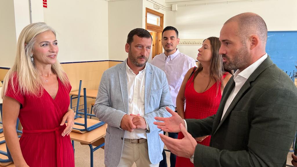Patricia_Pozo_'s tweet photo. Orgullosa porque #Andalucía es líder de nuevo al apostar por una bioclimatización sostenible y eficiente en centros docentes. Este curso entrarán en funcionamiento 150 instalaciones, como la del IES de Rociana del Condado, y en primavera estarán listas las 430 del plan en marcha. https://t.co/hx8VIugA3k
