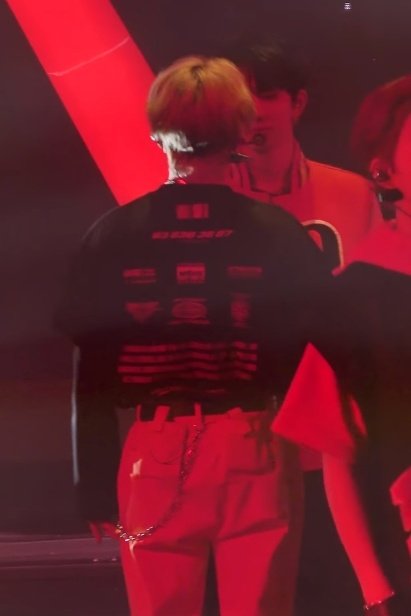 heejakesite's tweet photo. no but why is jake standing in front of heeseung like 🧍‍♂️🧍‍♂️🧍‍♂️ https://t.co/8XXfwG8t11