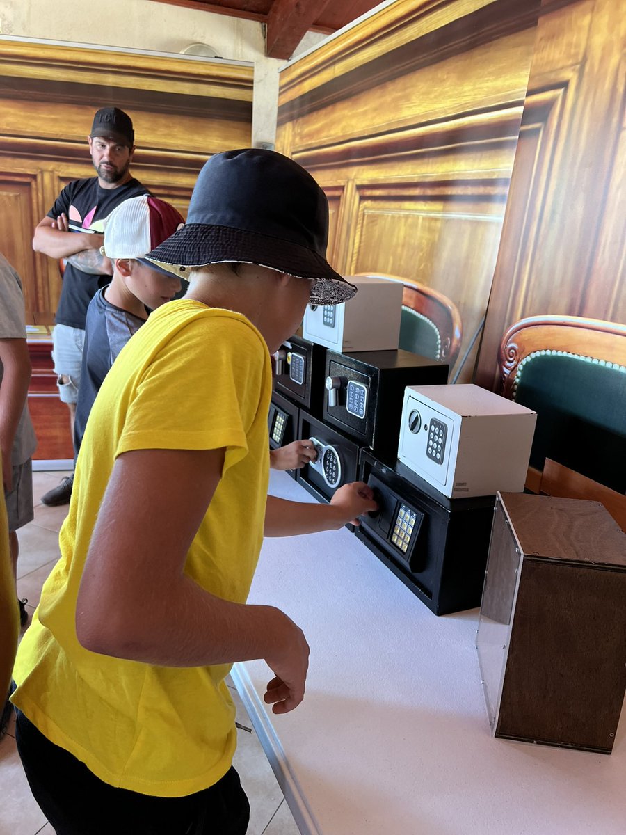 GADDICTIONfr's tweet photo. Jeu d’évasion XXL et mise en scène à #Levens, via ce nouvel escape game #EgaliteFH soutenu par la @MetropoleNCA et le projet #PROSOL_FEMMES :
🔎 une expérience immersive grâce à des décors originaux de conception locale et française
🔎 une simulation engageante et efficace https://t.co/xXWrIaTtkN