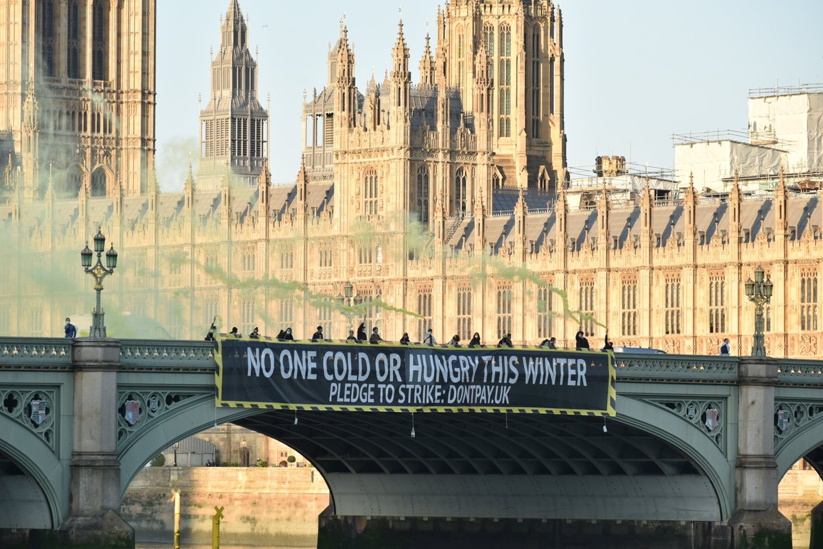 dontpayuk's tweet photo. 🚨 LONDON. 6PM. DEMONSTRATION AT OFGEM HQ. 

No one should go cold or hungry, but Ofgem just condemned millions of us to starve or freeze this winter.

Get down to Ofgem HQ at 6pm: 10 South Colonnade Canary Wharf London E14 4PU.

#EnergyPriceCap https://t.co/rLz7v3hJg1 https://t.co/fgzGTUh4VB