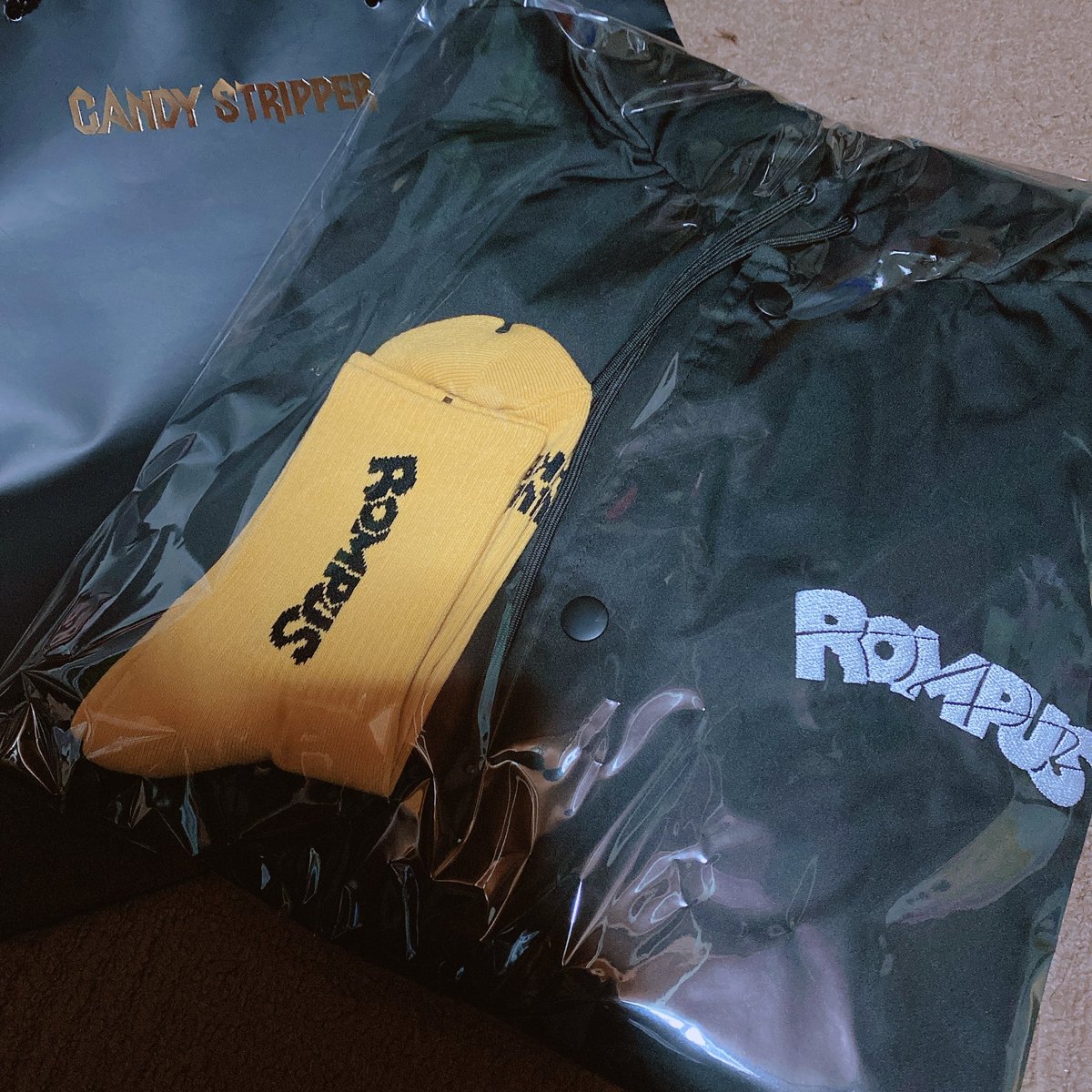 syksngr87's tweet photo. カーキかブラックか悩んで、オンラインで買うの辞めて店舗で2回ターン羽織ってカーキがしっくり来るけど、濱家さん黒着てたと葛藤しつつスタッフさんの助言を元に決め､濱家さん履いてた黄色靴下も買っちゃった😆✨早く涼しくなれ！！かまいたちが好きで買いに来た話したら驚かれたw
#ROMPUS
#濱家隆一 https://t.co/5eIZNlNcyv