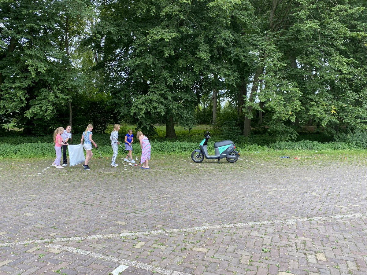 Jongens jullie zijn gisteravond wat afval vergeten op te ruimen. Weet je wat; doen wij het toch. Kinderen van de <a href="/StBonifatiussc2/">St. Bonifatiusschool</a> leren om op te ruimen. <a href="/GemeenteUtrecht/">Gemeente Utrecht</a> kijken jullie wat vaker op de parkeerplaats in #haarzuilens. #tegekvoorwoorden