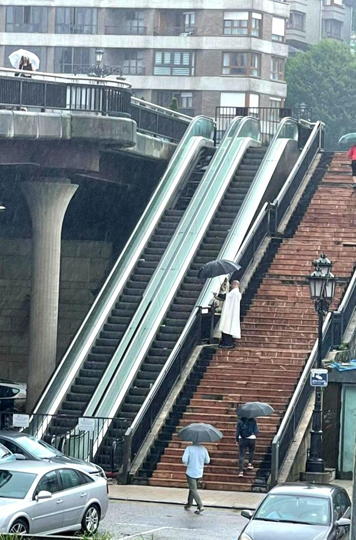 oski_sainz's tweet photo. Si de esta no se arreglan las escaleras, yo ya no sé... https://t.co/b23vqBiTGd