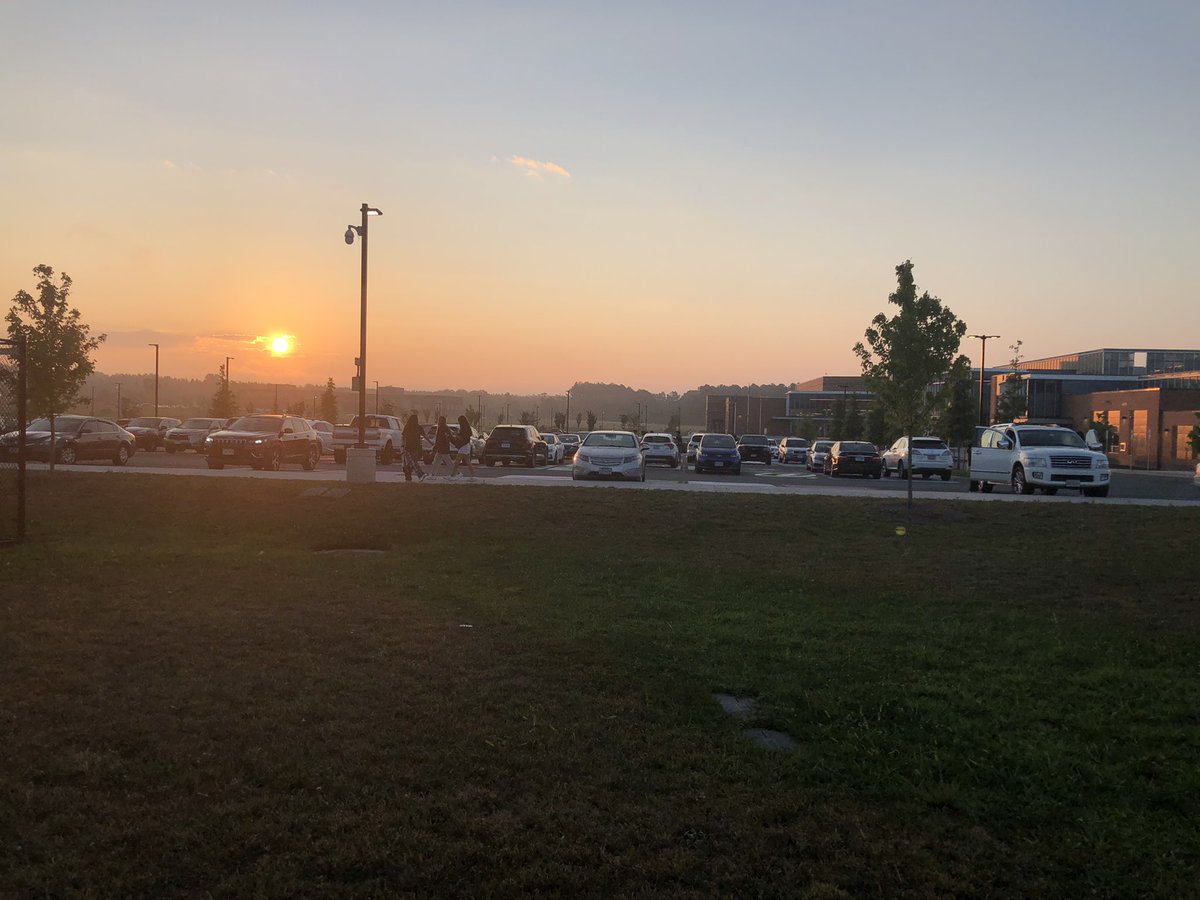 MurrayMKTG's tweet photo. 2nd Annual Senior Sunrise for all of our Lightridge Seniors 😊⚡️ https://t.co/I8nf5yfVvC