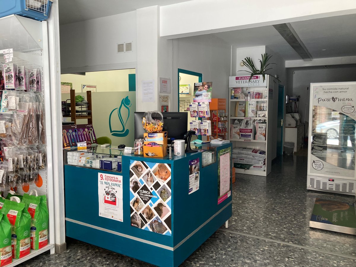 OPEManlleu's tweet photo. 📣Es cedeix Clínica veterinària amb clients molt fidelitzats i ambient familiar. Disposa de 2 consultes, 2 sales d’espera, recepció, sala de rajos X i laboratori ➡️https://t.co/uxkDCS6mIB Si t'interessa contacta amb @OPEManlleu 📞93 782 71 61 📩empresa@manlleu.cat https://t.co/nWsZUNaxIk