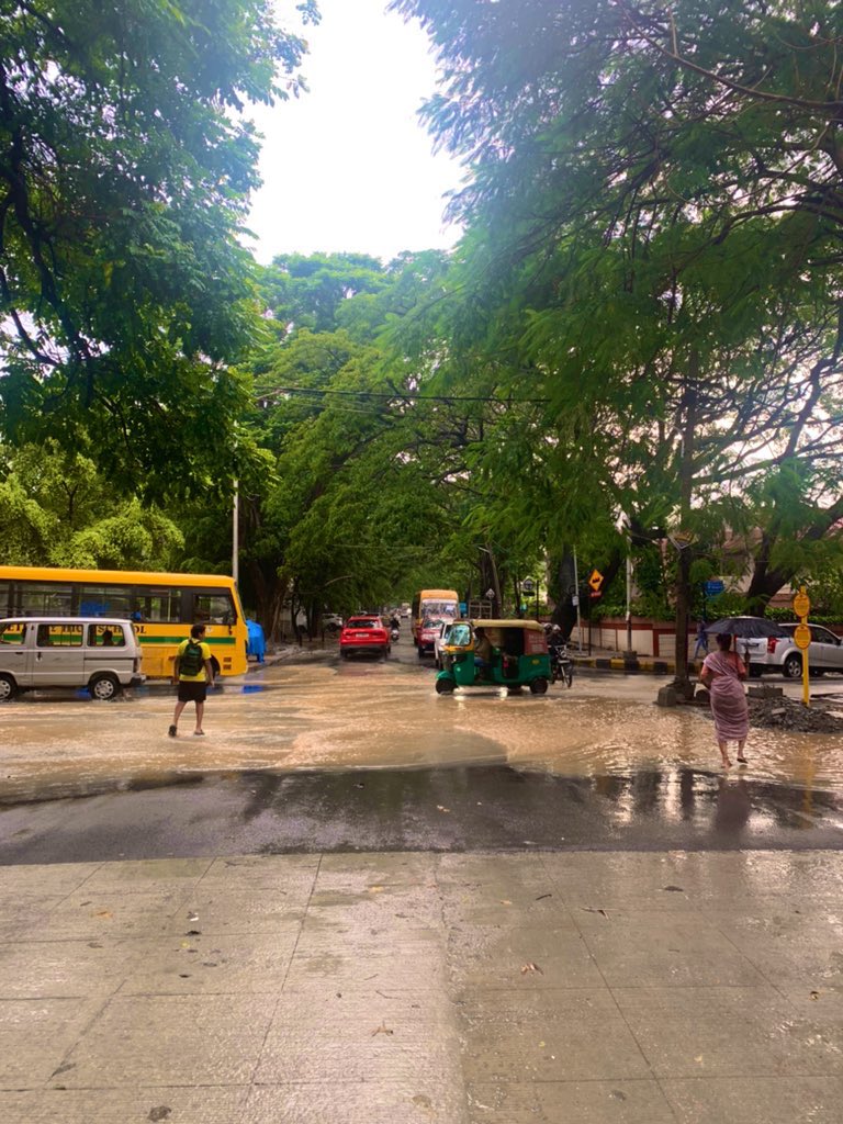 sj_vipin's tweet photo. it just takes an hour of rain for Koramangala to become a pool! #bangalore_rain https://t.co/wmJpRz547N