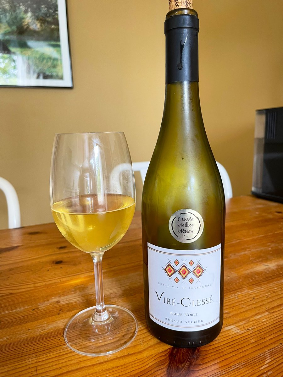 joukesp's tweet photo. #FridayLunch #ColdLunch #SmokedSalmon #GreenAsparagus #SpringPotatoes #ViréClessé #VieillesVignes #Bourgogne
Another 15 min. lunch.
Very decent 13€ Viré-Clessé,Mâcon, Coeur Noble by Arnaud Aucoeur.
Nice buttery touch. Ripe fruit, acidity. 1st signs of evolution. Great QPR.
88-90 https://t.co/W22EtrqwHZ