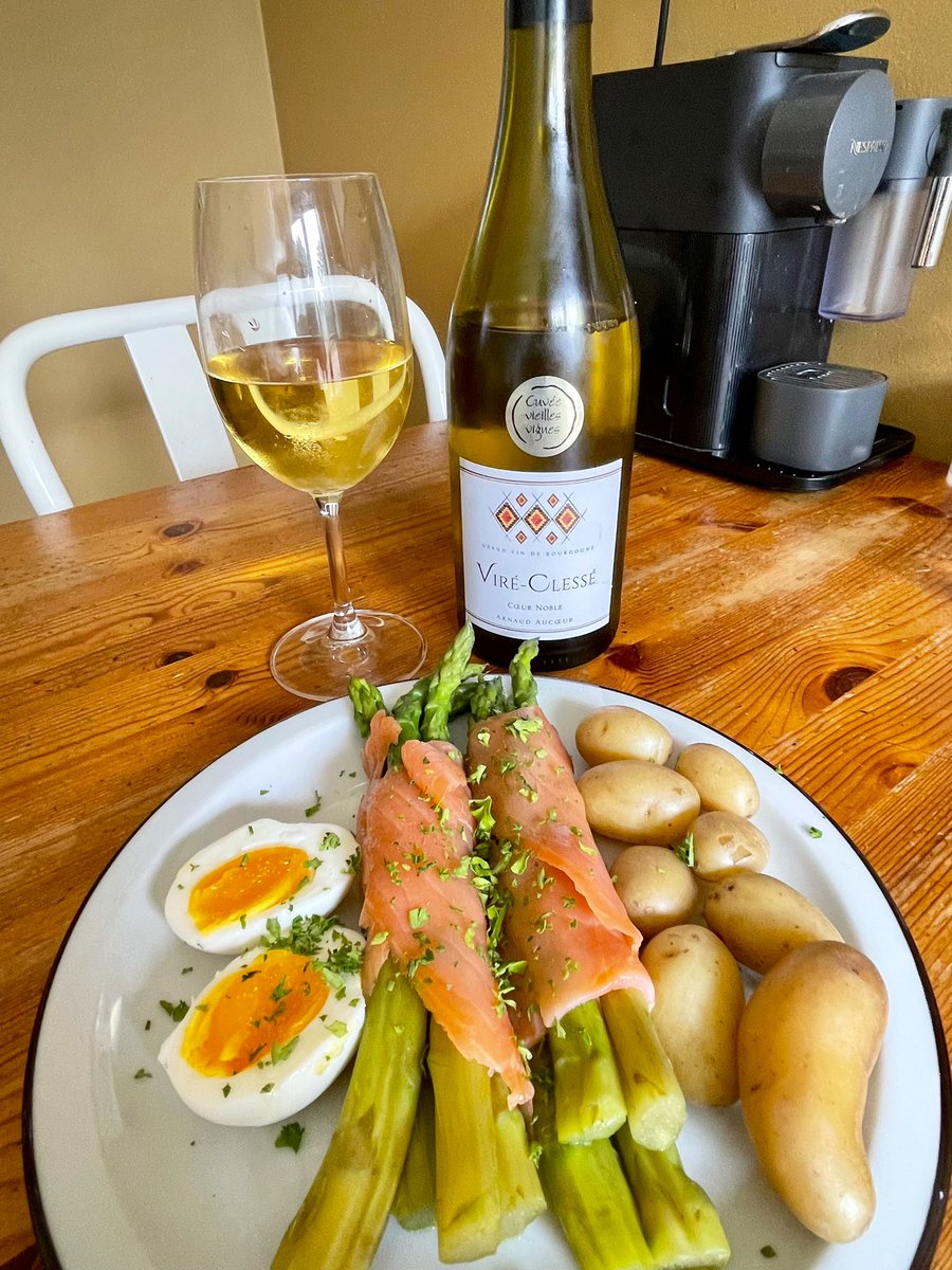 joukesp's tweet photo. #FridayLunch #ColdLunch #SmokedSalmon #GreenAsparagus #SpringPotatoes #ViréClessé #VieillesVignes #Bourgogne
Another 15 min. lunch.
Very decent 13€ Viré-Clessé,Mâcon, Coeur Noble by Arnaud Aucoeur.
Nice buttery touch. Ripe fruit, acidity. 1st signs of evolution. Great QPR.
88-90 https://t.co/W22EtrqwHZ