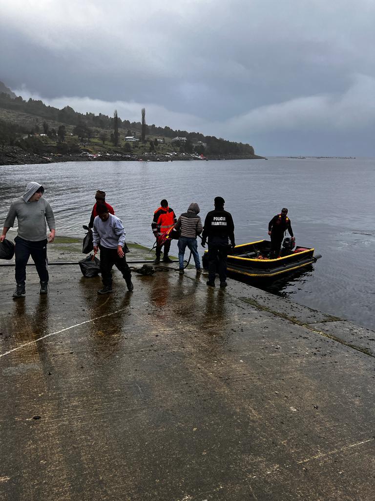DGTM_Chile's tweet photo. Durante la tarde de ayer, la #PolicíaMarítima de la Capitanía de Puerto de #RíoNegro #Hornopirén, realizó patrullajes preventivos de fiscalización en la Rampa #Pichanco, durante faenas marítimas.

#AutoridadMarítima
@Armada_Chile https://t.co/n1e2K6eV9I