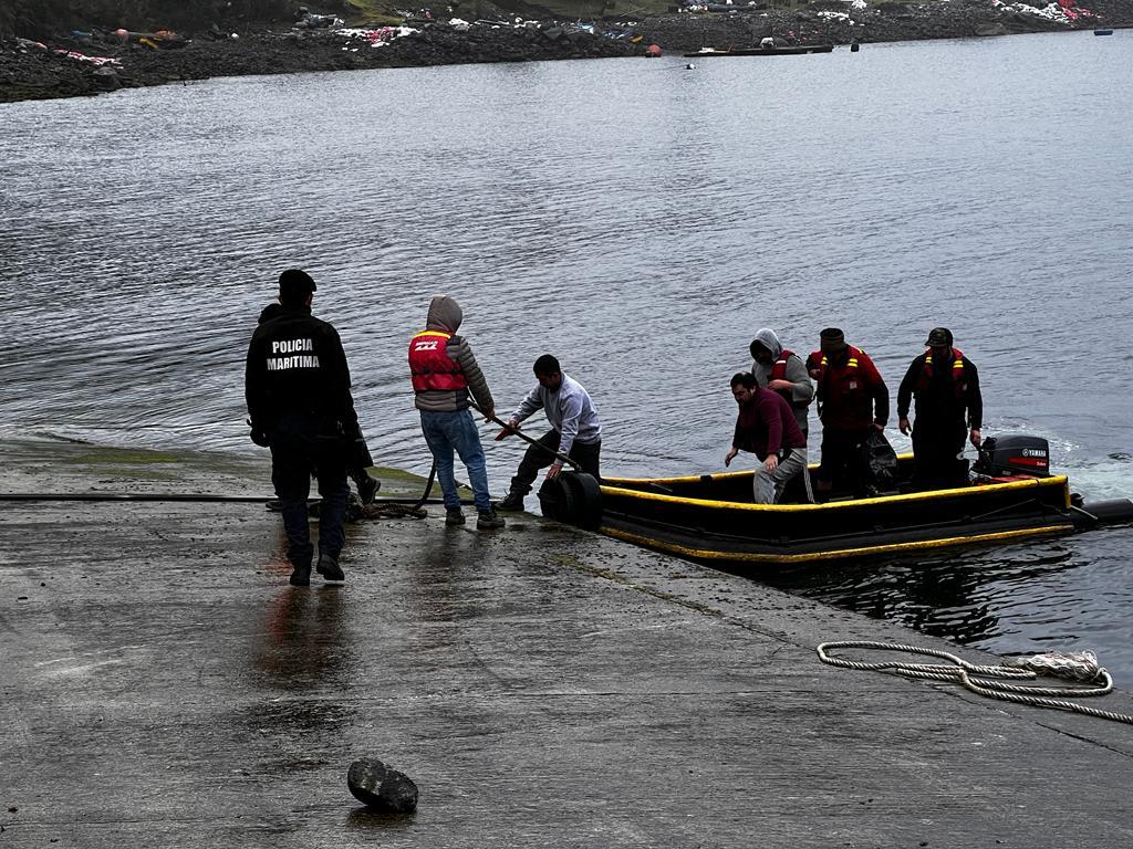 DGTM_Chile's tweet photo. Durante la tarde de ayer, la #PolicíaMarítima de la Capitanía de Puerto de #RíoNegro #Hornopirén, realizó patrullajes preventivos de fiscalización en la Rampa #Pichanco, durante faenas marítimas.

#AutoridadMarítima
@Armada_Chile https://t.co/n1e2K6eV9I