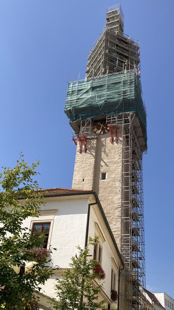 URB_PUK's tweet image. Gotický industriál:
Znojmo na čas pozměnilo svou nejvýraznější dominantu. Střecha radniční věže je již kompletně v šat z lešení oděna.